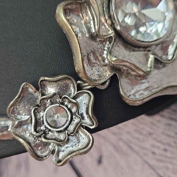 Vintage Chunky Metal Flower Necklace - Picture 3 of 8